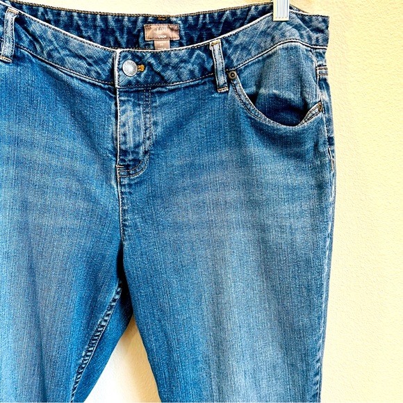 J.Jill women medium blue crop mid rise jean Acid wash distress, zip front Sz 14 - Picture 3 of 16